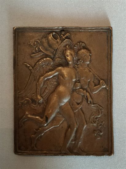 null Plaque en bronze représentant une femme ailée et un homme casqué avec des attributs...