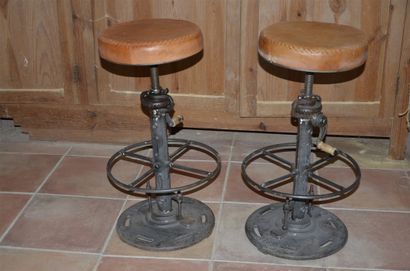 null Curious pair of iron barstools with lifting mechanism, leather seat