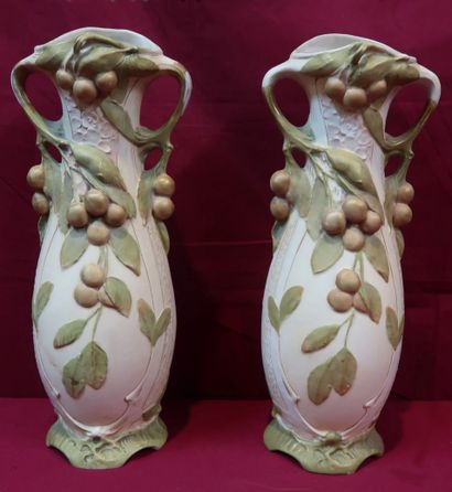 null Paire de vases en porcelaine Royal DUX Art nouveau à décors en relief de feuilles...