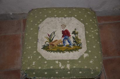 null Tabouret, dessus à tapisserie au petit point, enfant jardinier. Vers 1830, époque...