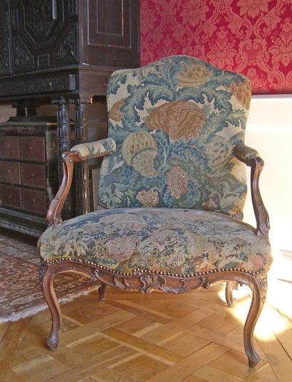 null Large fauteuil à dossier plat en bois naturel mouluré et sculpté de fleurs et...