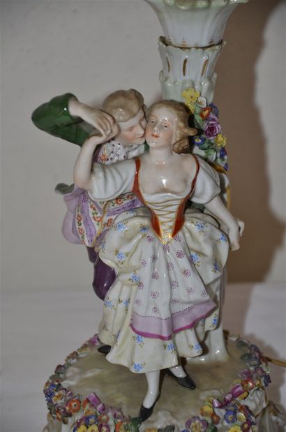 null Saxe. Couple au candélabre, style XVIII°. Ht. 38cm