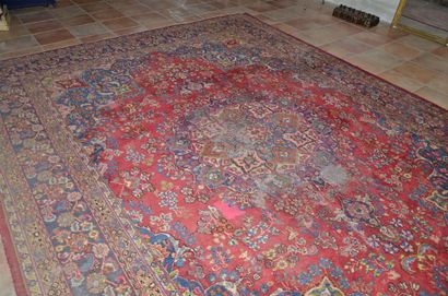 null Tabriz. Carpet with floral medallion decoration (wear)