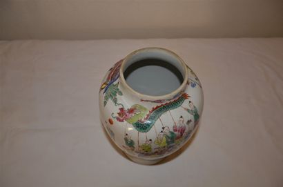 null Vase en porcelaine de chine à décor de personnages. Ht. 27cm