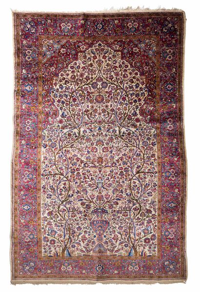 null KACHAN in silk (Persia), late 19th century. Dimensions : 208 x 125cm. Technical...