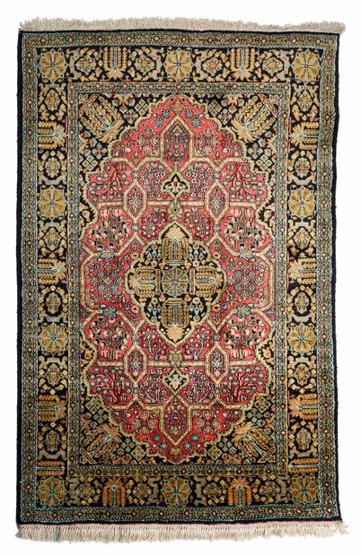 null Fine silk GHOUM (Iran), Shah's time, circa 1975. Dimensions : 157 x 103cm. Technical...