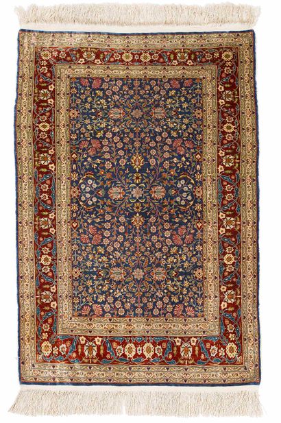 null Fine silk HEREKE signed (Turkey), circa 1975. Dimensions : 135 x 86cm. Technical...