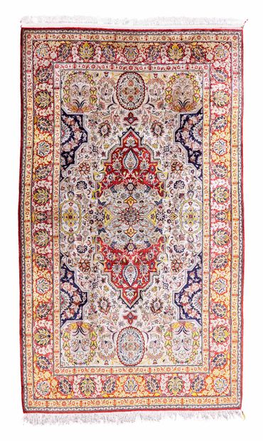 null Fine silk GHOUM (Iran), Shah's time, circa 1975. Dimensions : 210 x 138cm. Technical...