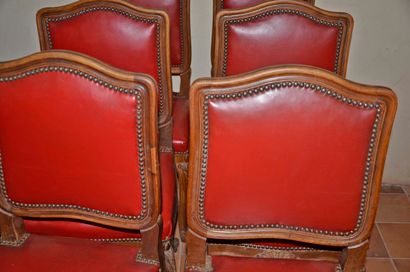 null Ensemble de 6 chaises en bois naturel mouluré, garniture rouge. Style Louis...