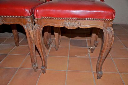 null Ensemble de 6 chaises en bois naturel mouluré, garniture rouge. Style Louis...