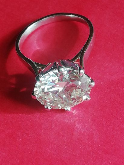 A modern brilliant cut diamond of 5.73 carats,...