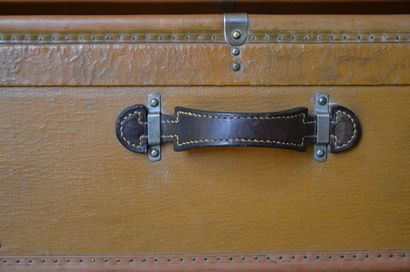 MOYNAT « Le must des bagages » 
Paire de valises de formes spéciales réalisées sur...