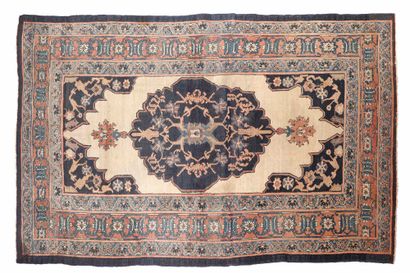 null MELAYER carpet (Persia), late 19th century

Dimensions : 190 x 135cm

Technical...
