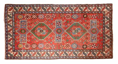 null KAZAK carpet (Caucasus), late 19th century

Dimensions : 240 x 128cm

Technical...