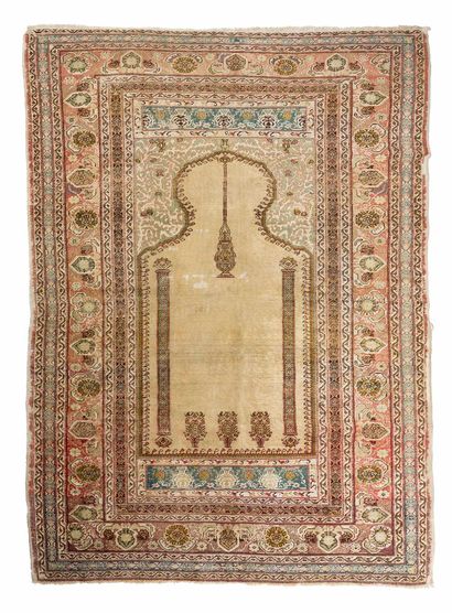 null PENDERMA carpet (Asia Minor), Late 19th century

Dimensions : 183 x 136cm

Technical...