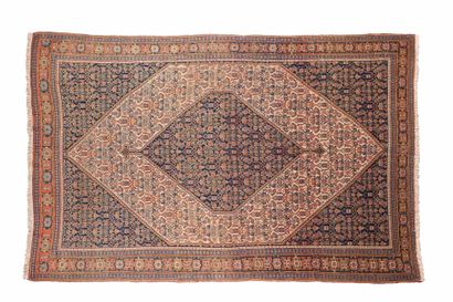 null SENNEH carpet (Persia), late 19th century

Dimensions : 200 x 125cm

Technical...