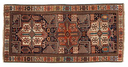 null AKSTAFA carpet (Caucasus), late 19th century.

Dimensions : 205 x 115cm

Technical...
