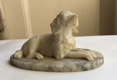 null The spaniel. Alabaster statuette. Length: 16cm