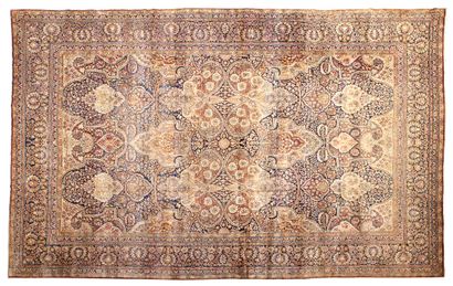 null Important KIRMAN-LAVER carpet (Persia), late 19th century

Dimensions : 535...