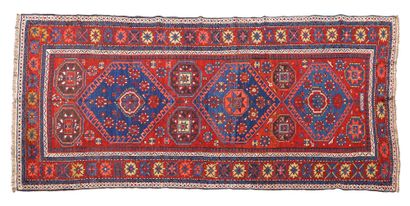 null HILLA-BAKOU carpet (Caucasus), late 19th century

Dimensions : 275 x 148cm

Technical...