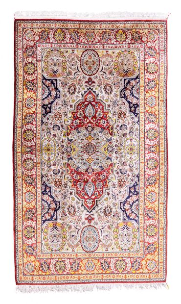 null Silk GHOUM (Persia), Shah period, mid 20th century

Dimensions : 210 x 138cm

Technical...