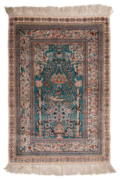 null SINO-HEREKÉ carpet (China), end of the 20th century

Dimensions : 90 x 63cm.

Technical...