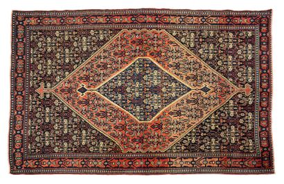 null SENNEH carpet (Persia), late 19th century

Dimensions : 187 x 137cm

Technical...