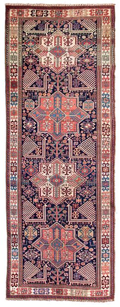 null Magnifique tapis AKSTAFA (Caucase), fin du XIXe siècle

Dimensions : 315 x 120cm.

Caractéristiques...