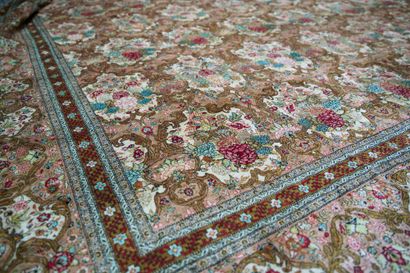 null Très important et magnifique tapis GHOUM en soie, (Perse), époque du Shah, milieu...