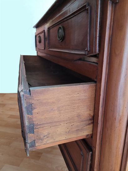 null Commode Louis XVI. XVIIIe siècle à restaurer, en bois fruitier ouvrant à 3 tiroirs...