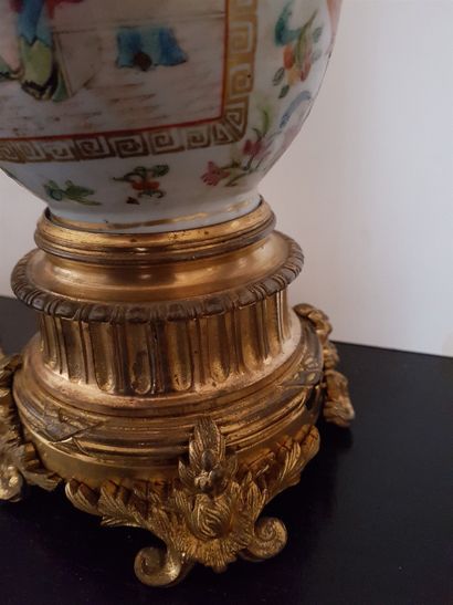 null Paire de lampe XIXe siècle en porcelaine de Canton, monture en bronze doré....