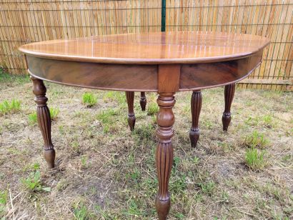 null Mahogany Louis Philippe 6 legs table that can be extended to put 6 extensions....