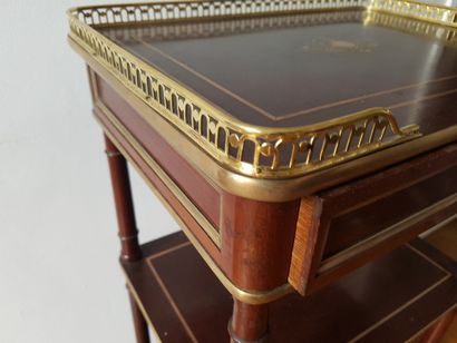 null Petit meuble d'appoint de milieu XIXe siècle ouvrant à 1 tiroir en acajou, filet...