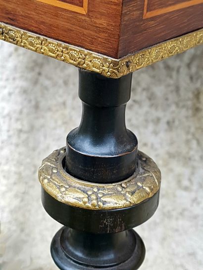 null Coiffeuse, table d'appoint Napoléon III en bois noirci et marqueterie