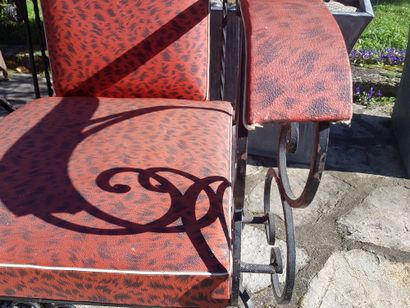null Série de 4 fauteuils en fer forgé des années 1950 recouverts de skaï blanc,...
