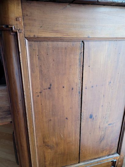 null Louis XVI chest of drawers. 18th century to be restored, in fruitwood opening...