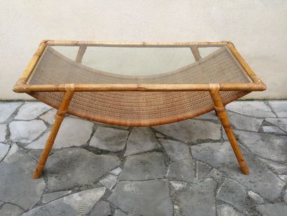 null Table basse en osier des années 70 avec plateau en verre. 87 x 46 x 42 cm