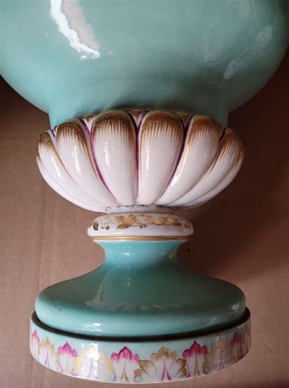 null Grand vase en porcelaine fin du XIXe siècle à décors de guirlande, de fleurs...