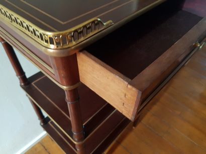 null Petit meuble d'appoint de milieu XIXe siècle ouvrant à 1 tiroir en acajou, filet...