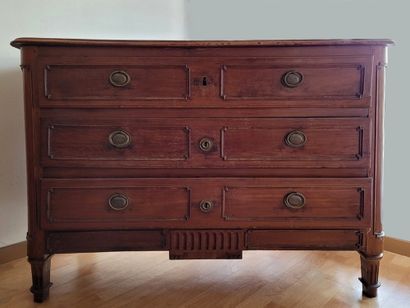 null Louis XVI chest of drawers. 18th century to be restored, in fruitwood opening...