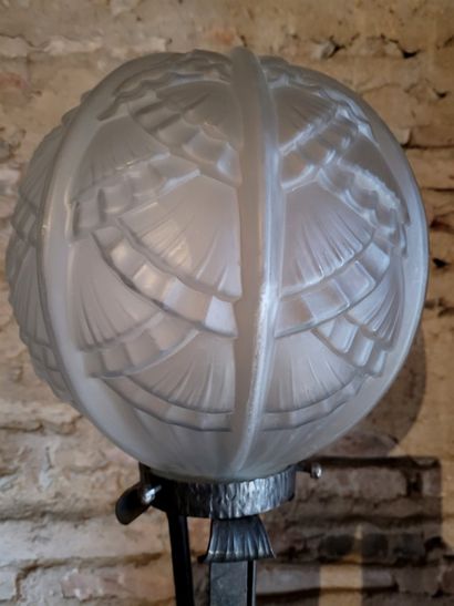 null Art deco lamp in hammered wrought iron, moulded glass ball, small crack on the...