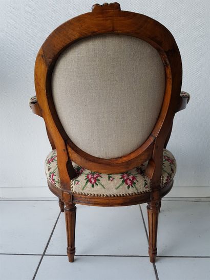 null Pair of Louis XV style armchairs, early 20th century, medallion backs decorated...