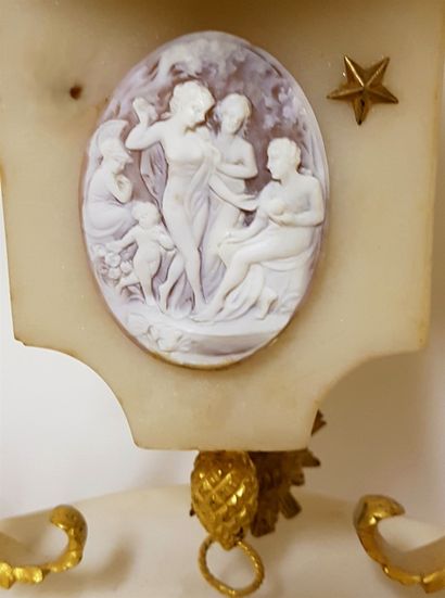 null Pendule XIXe siècle en marbre blanc et bronze doré avec au centre un médaillon...