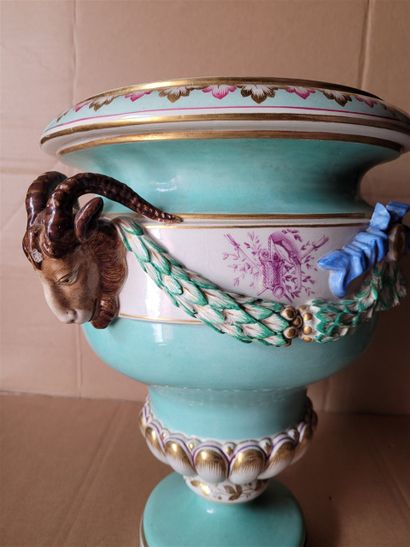 null Grand vase en porcelaine fin du XIXe siècle à décors de guirlande, de fleurs...