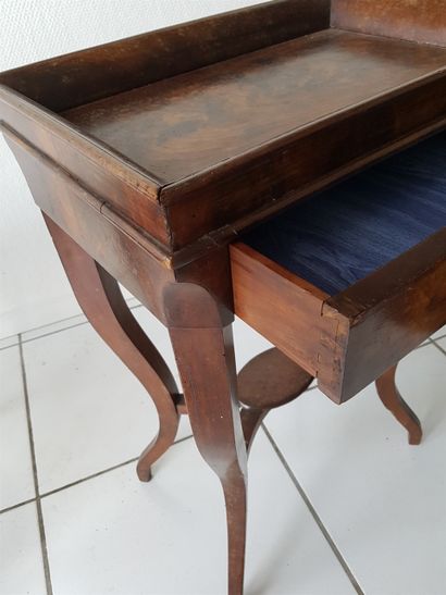 null Chaise de style Louis XV, haut. 92 larg. 49 cm et petite table de travail avec...