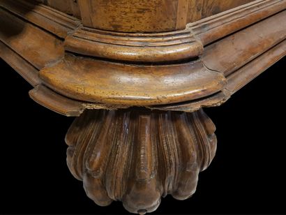 null Importante armoire du XVIIIe siècle en noyer richement sculpté (à restaurer)...