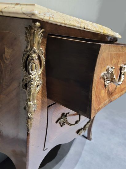 null Petite commode de style Louis XV fin du XIXe siècle, ouvrant à 2 tiroirs, marqueterie...
