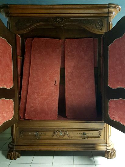 null Importante armoire du XVIIIe siècle en noyer richement sculpté (à restaurer)...