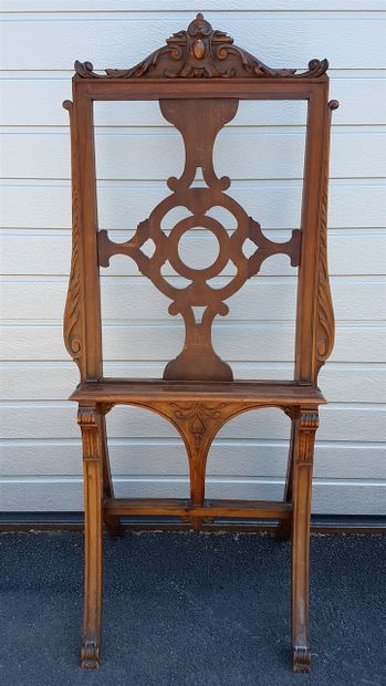 null Walnut easel end of XIXth century. Height: 140 cm Width: 60 cm Height of shelf...