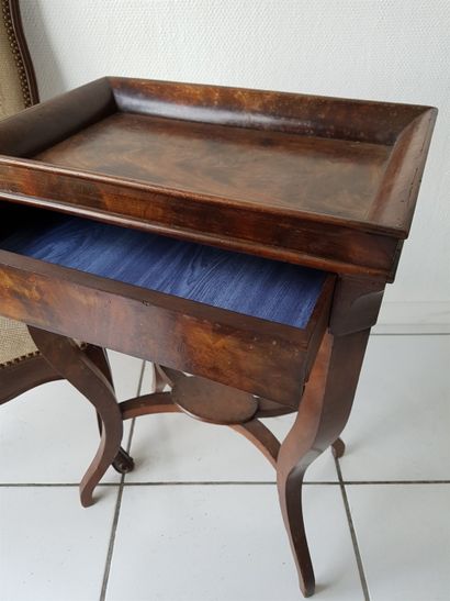null Chaise de style Louis XV, haut. 92 larg. 49 cm et petite table de travail avec...